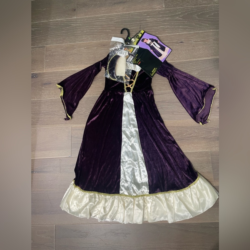 Totally Ghoul Renaissance Queen Child costume. NWT large